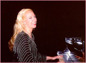 Suzanne Husson, pianist.